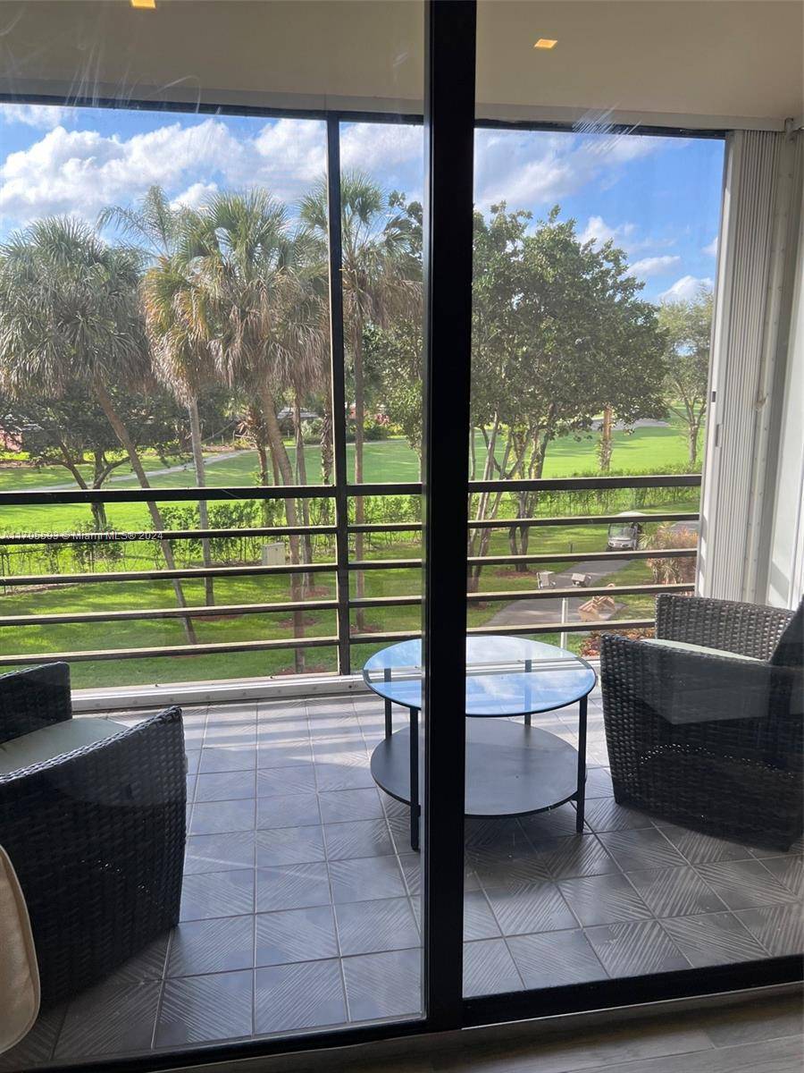 Pembroke Pines, FL 33026,1400 Saint Charles Pl #323