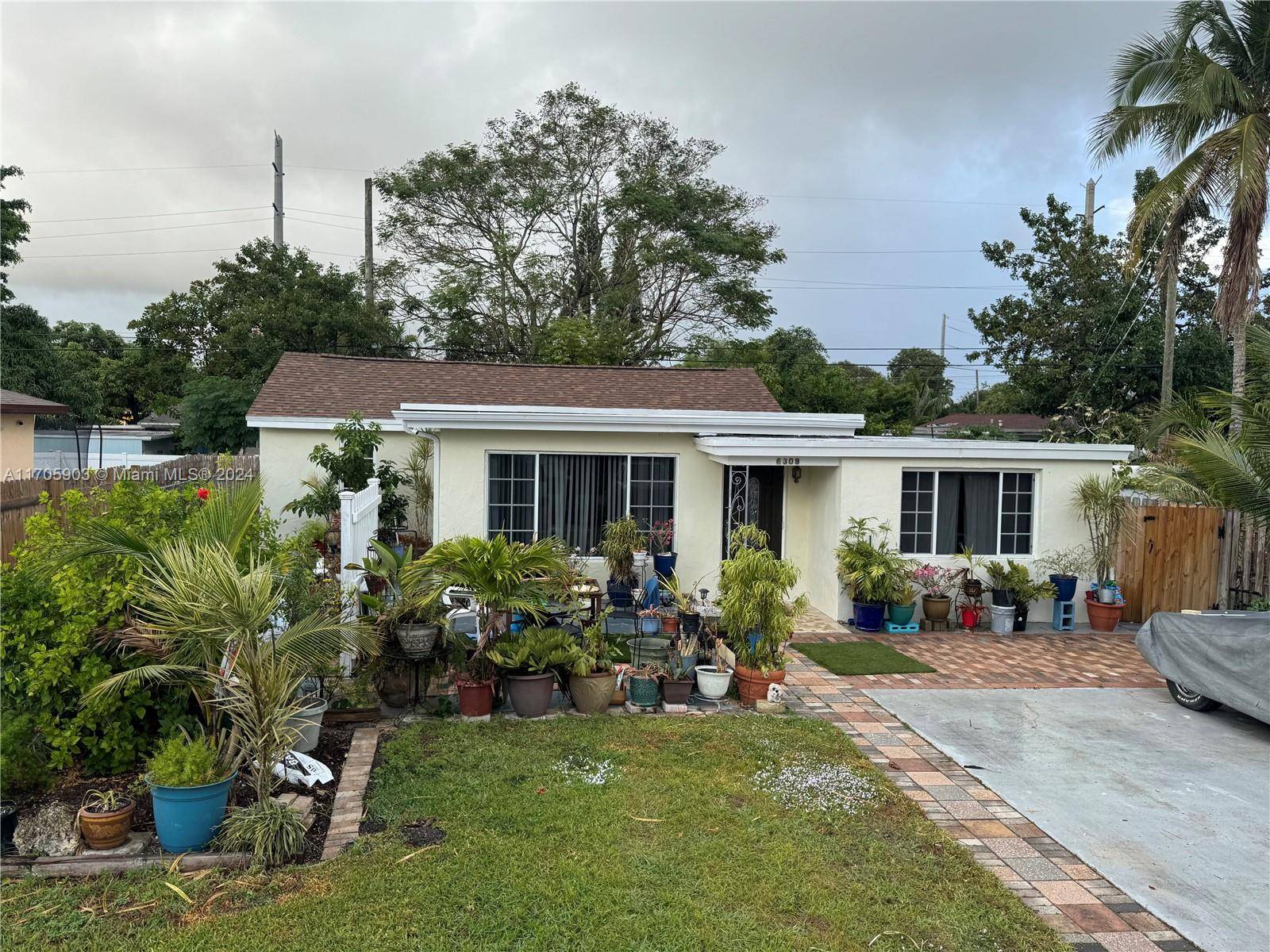 Hollywood, FL 33023,6309 Dewey St