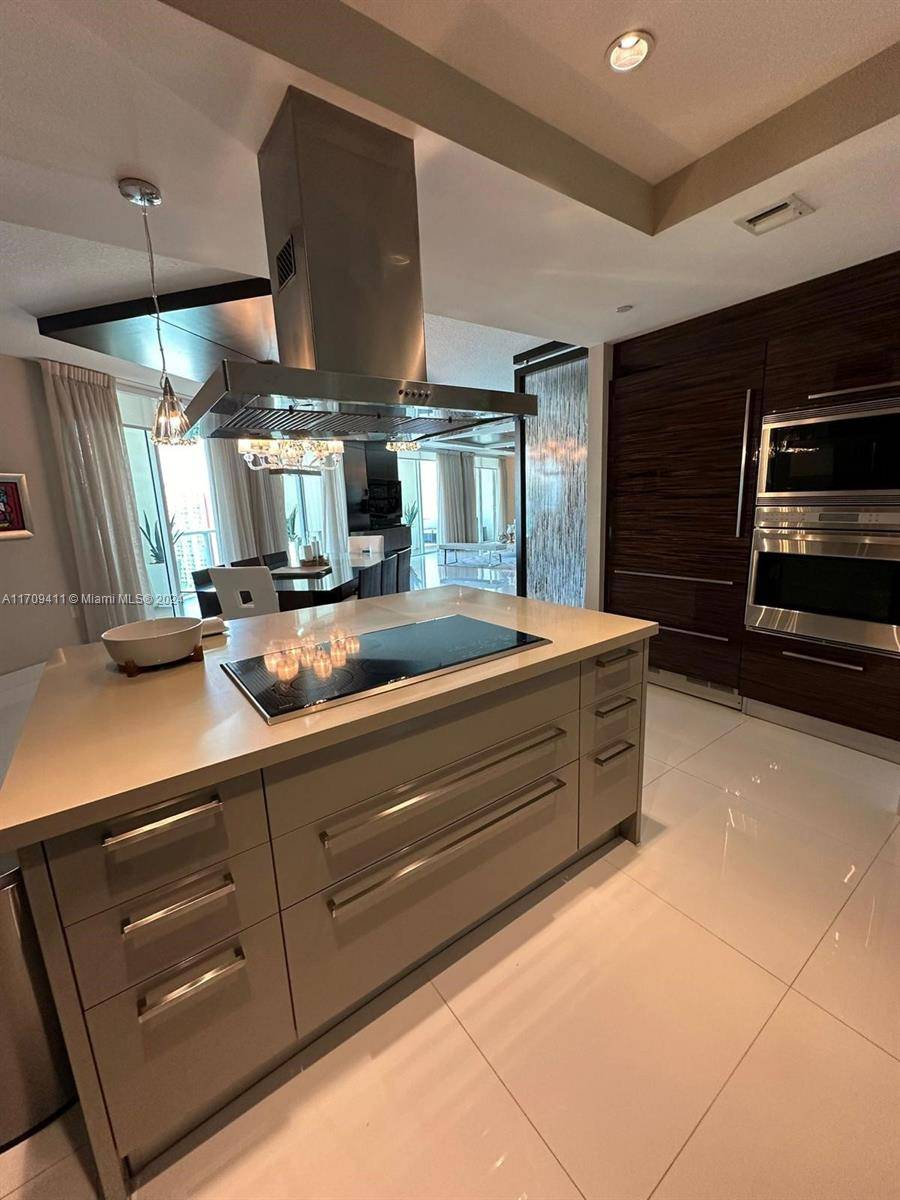 Sunny Isles Beach, FL 33160,200 Sunny Isles Blvd #2-UPH2