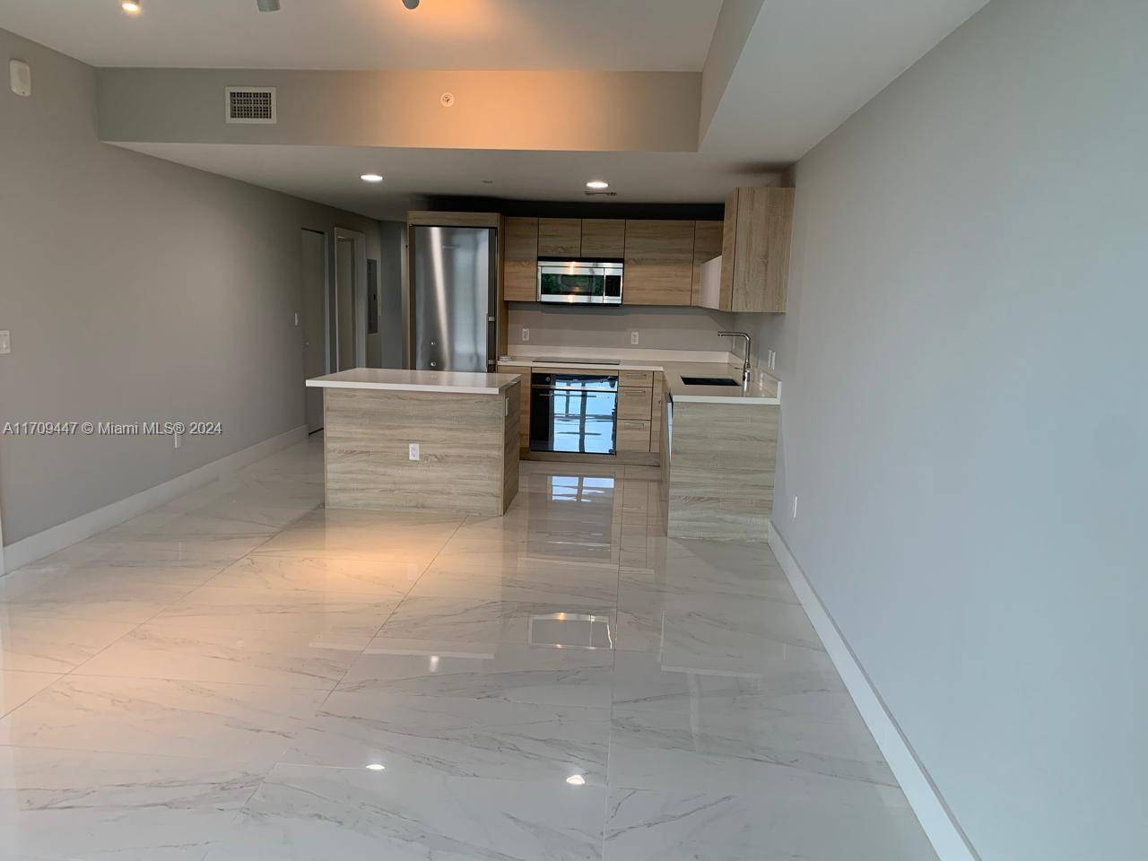 North Miami Beach, FL 33160,16385 Biscayne Blvd #320