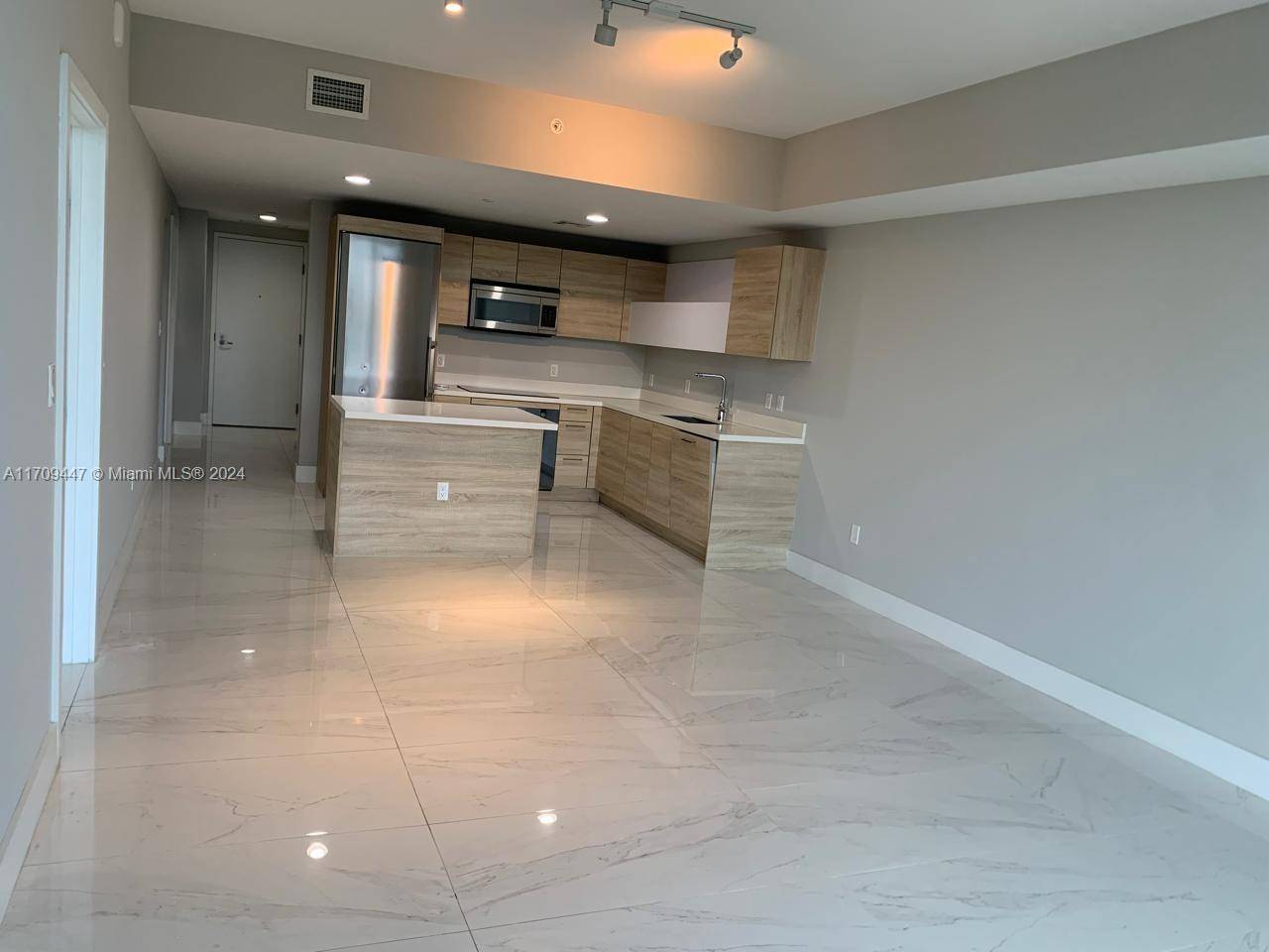 North Miami Beach, FL 33160,16385 Biscayne Blvd #320
