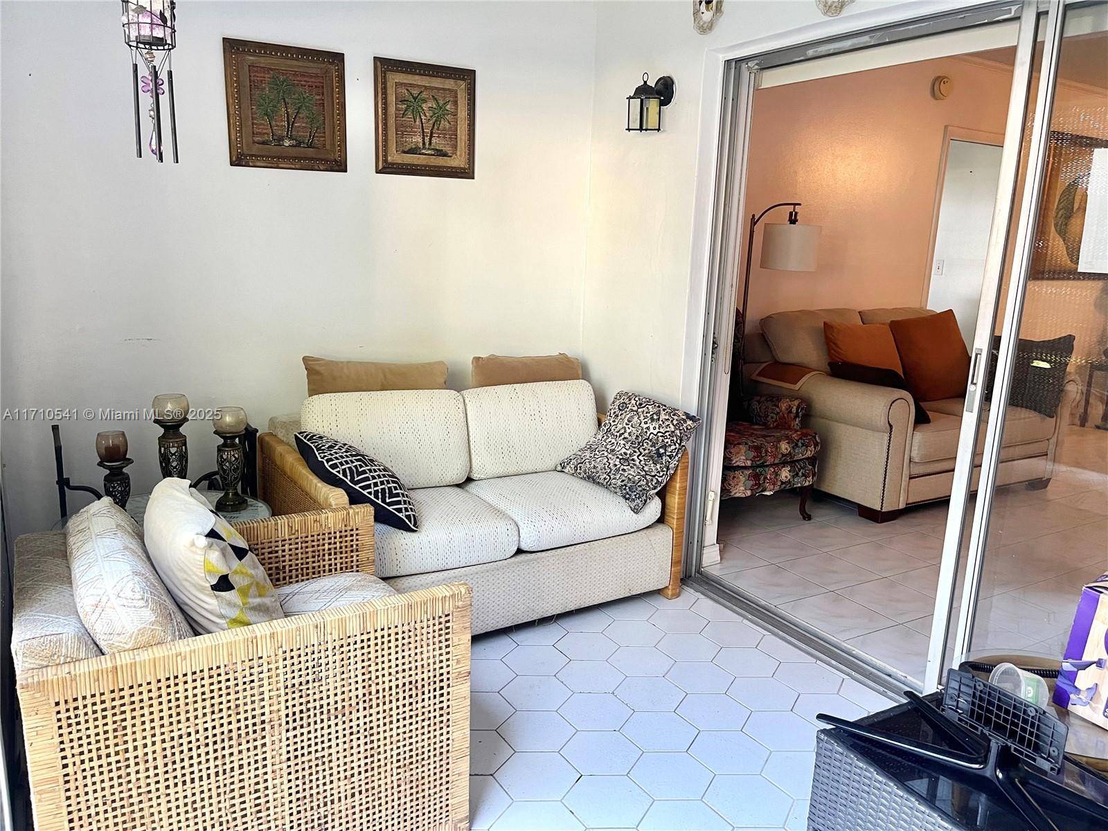 Margate, FL 33063,1015 Country Club Dr #109