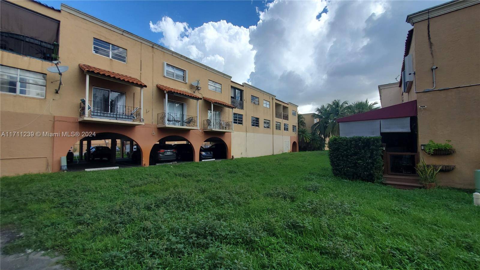 Hialeah, FL 33012,1305 W 53rd St #415