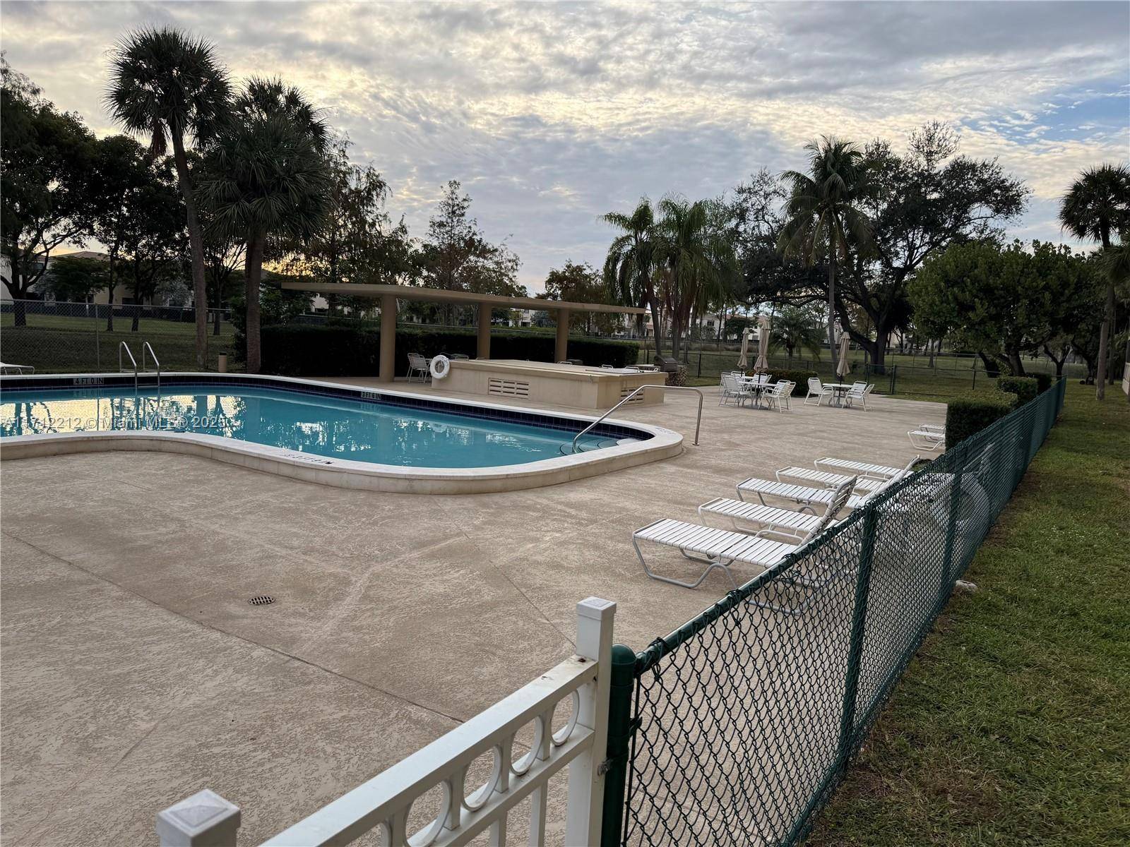Miami, FL 33179,800 NE 195th St #714