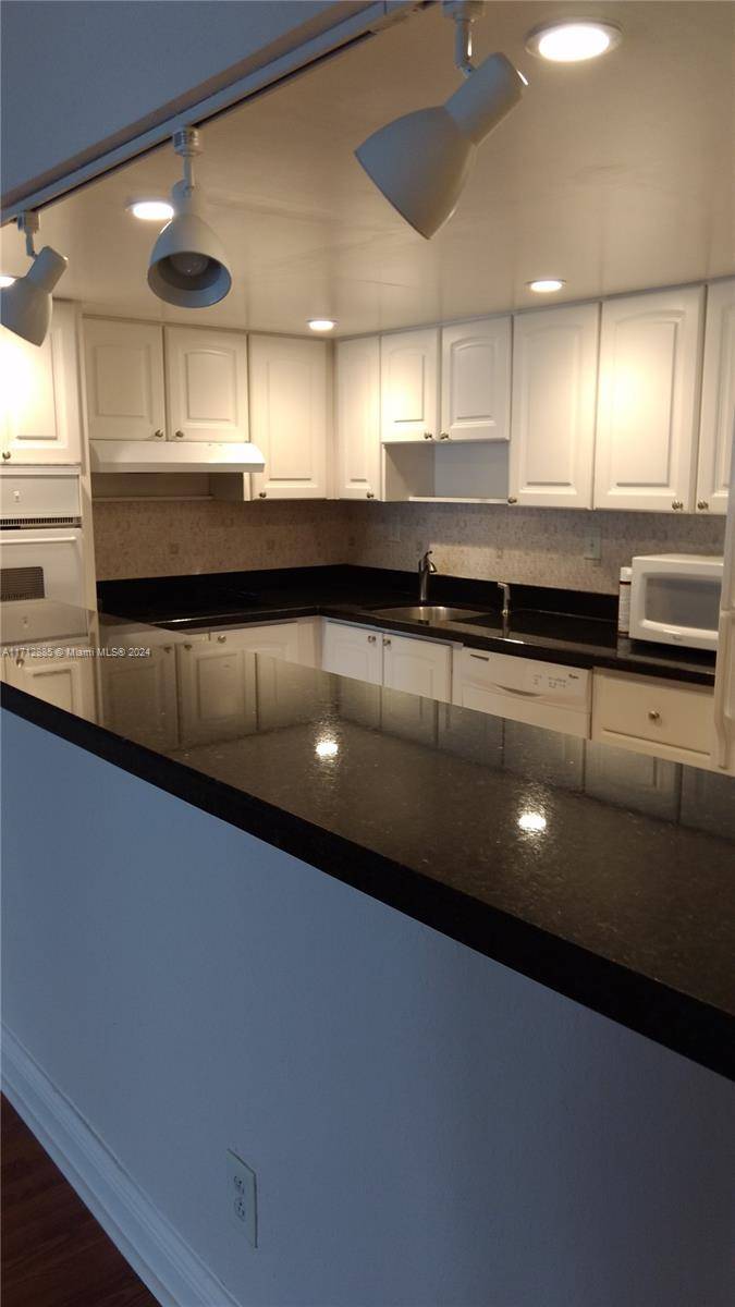 Sunny Isles Beach, FL 33160,19390 Collins Ave #1014