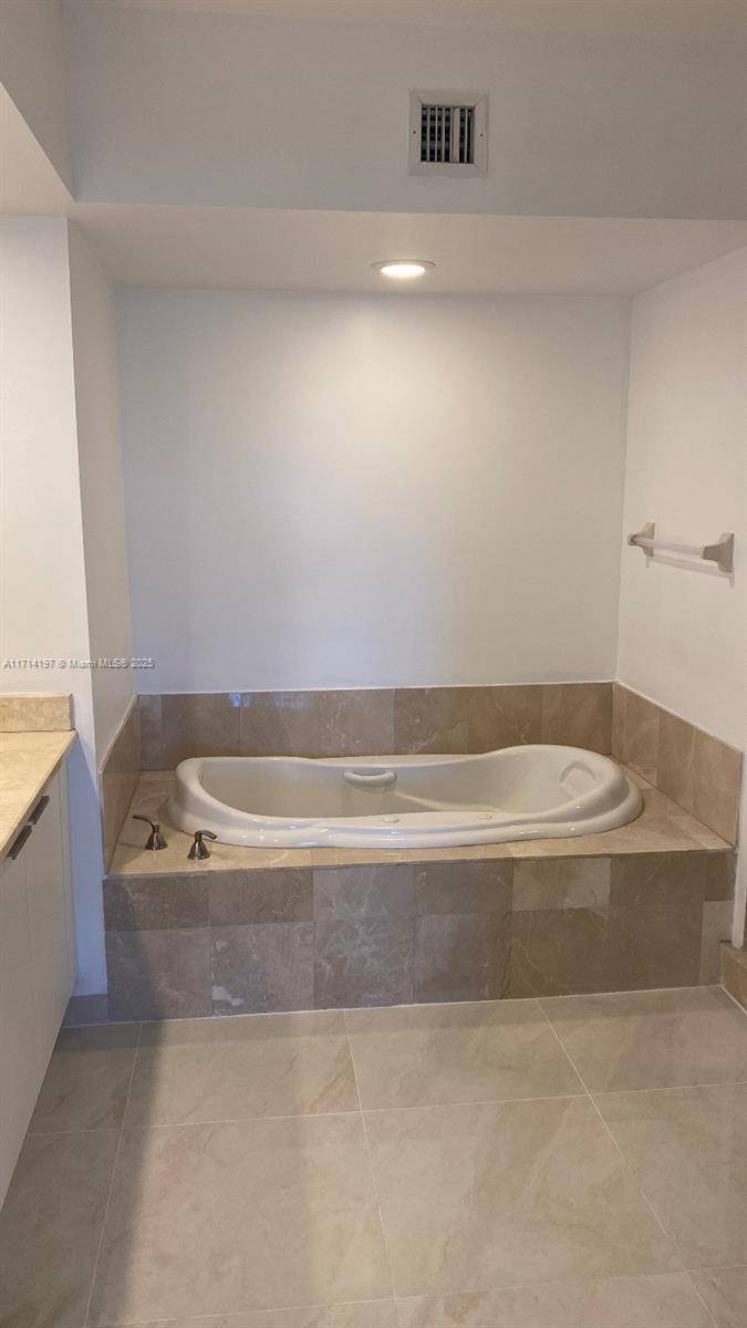 North Miami, FL 33181,14951 Royal Oaks Ln #806
