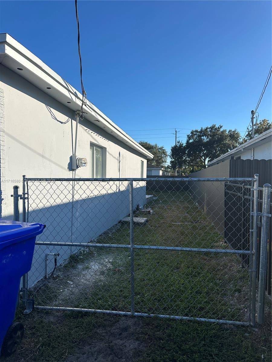 Hollywood, FL 33023,5738 Flagler St