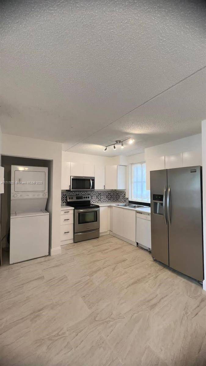 Hialeah, FL 33015,6135 NW 186th St #211
