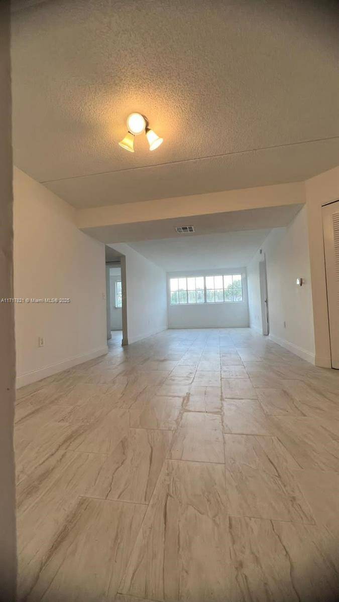 Hialeah, FL 33015,6135 NW 186th St #211