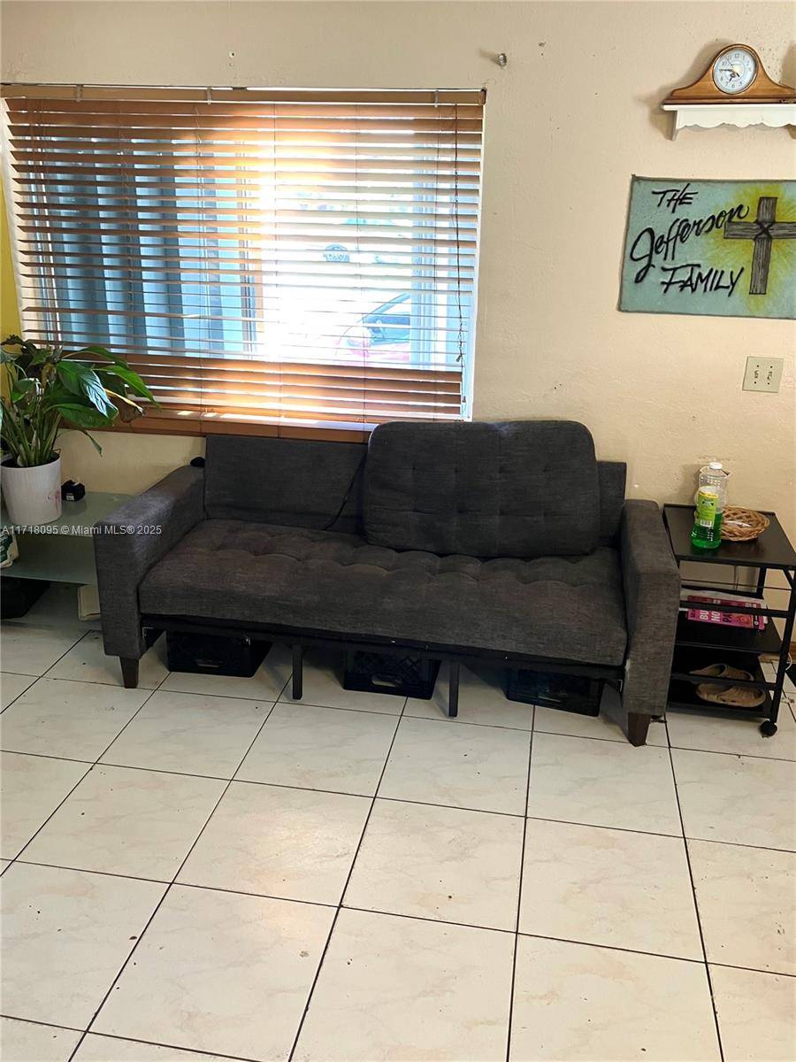 Hollywood, FL 33023,5915 Mayo Street