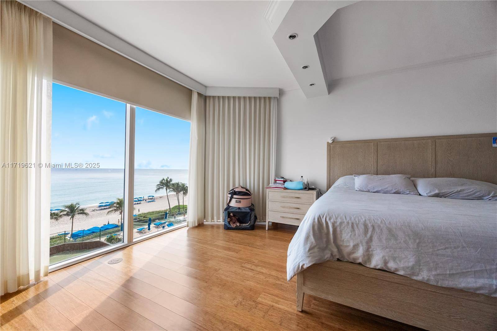Sunny Isles Beach, FL 33160,17555 Collins Ave #607