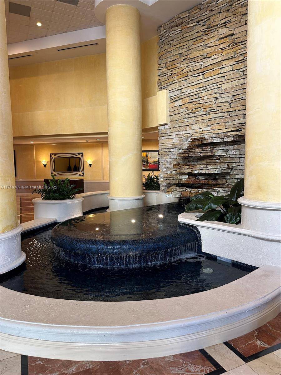 Aventura, FL 33180,20281 E Country Club Dr #2215