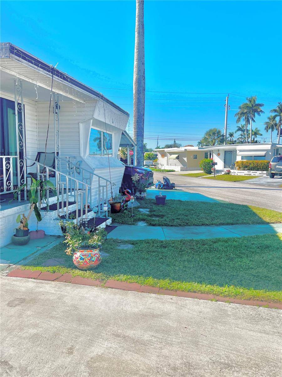 Davie, FL 33324,8564 SW 15th Ct