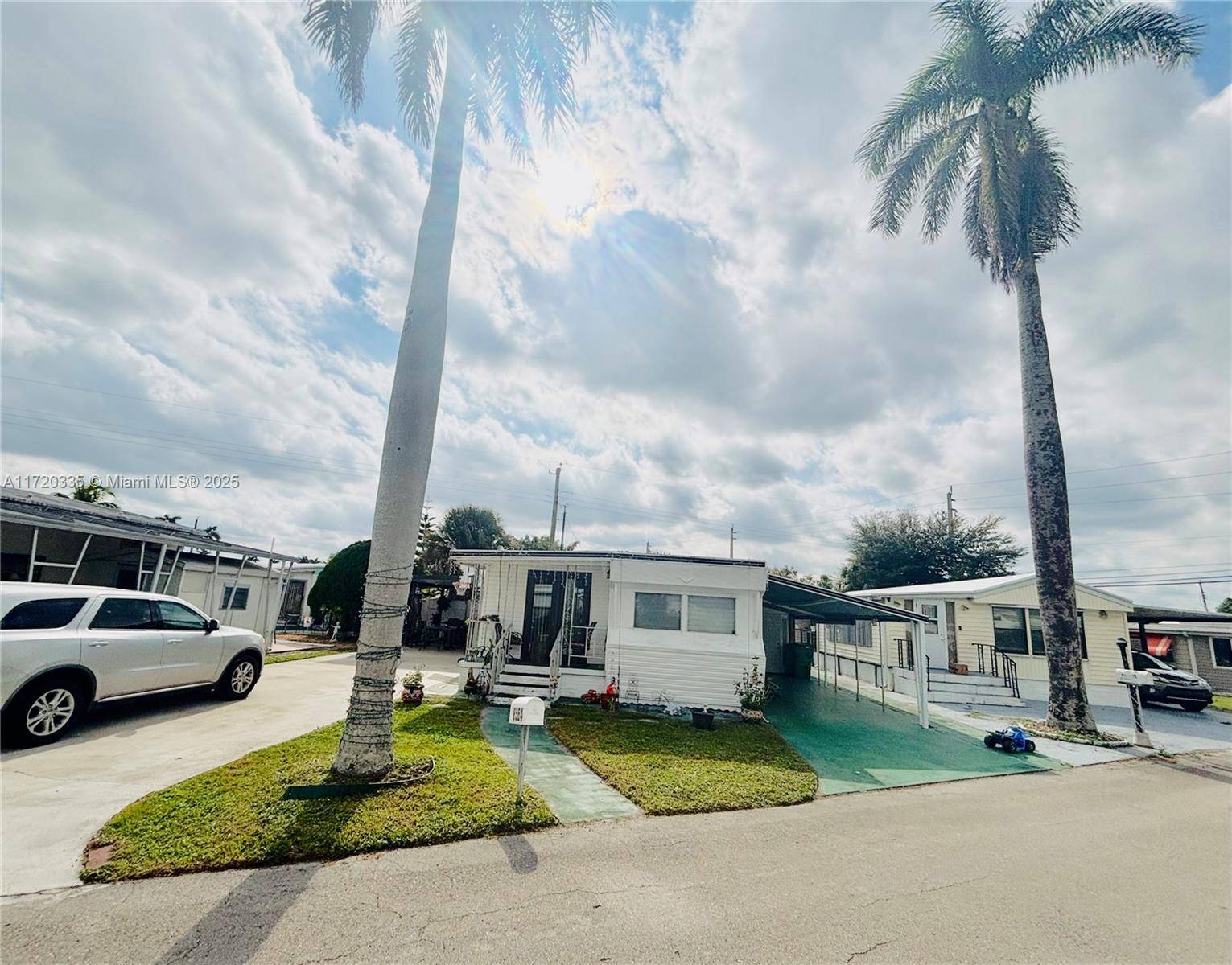 Davie, FL 33324,8564 SW 15th Ct