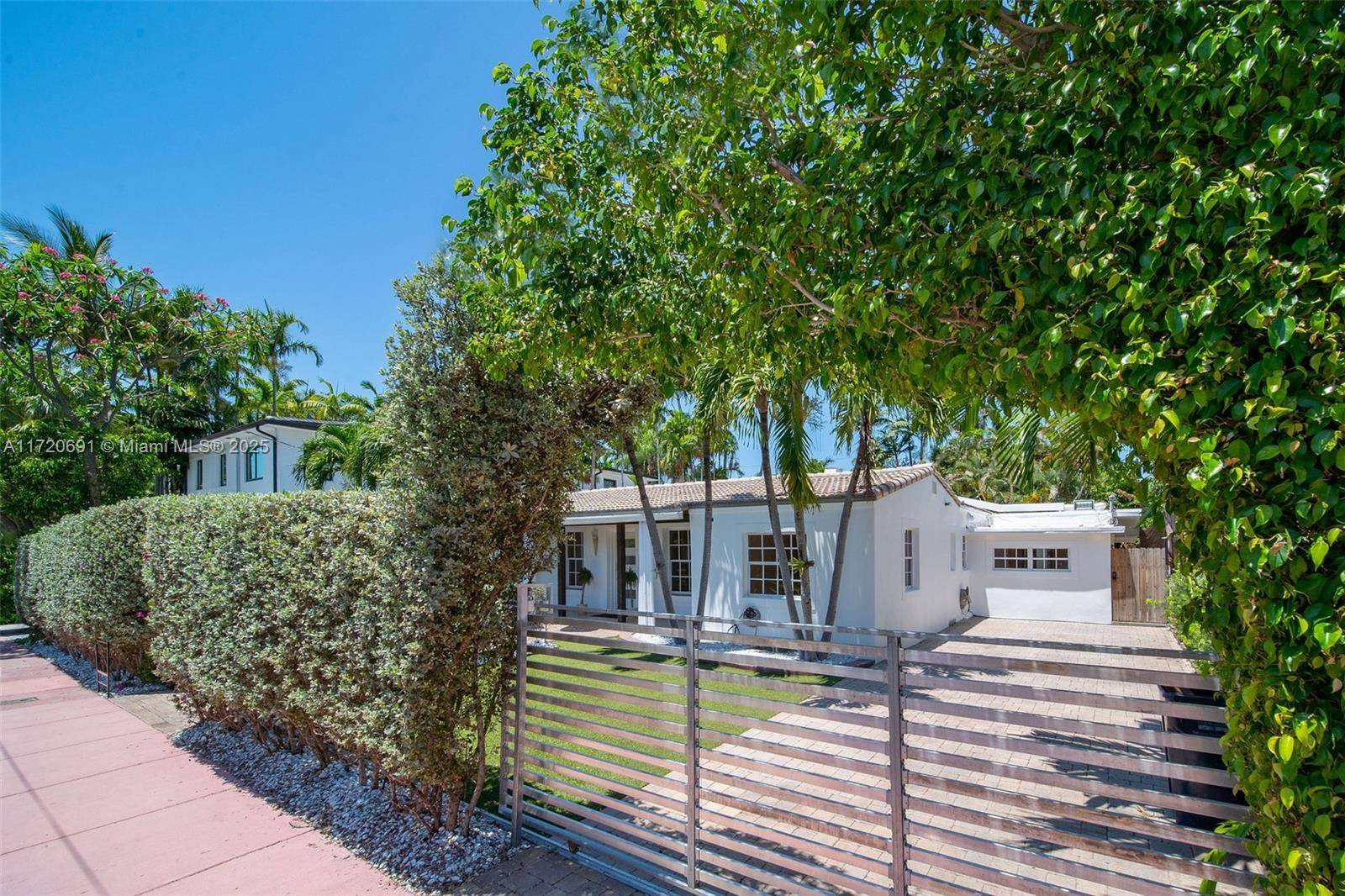 Miami Beach, FL 33140,427 W 45th St