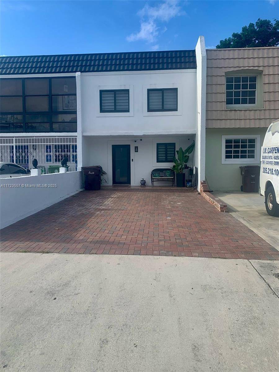 Hialeah, FL 33014,869 W 80th Pl #869