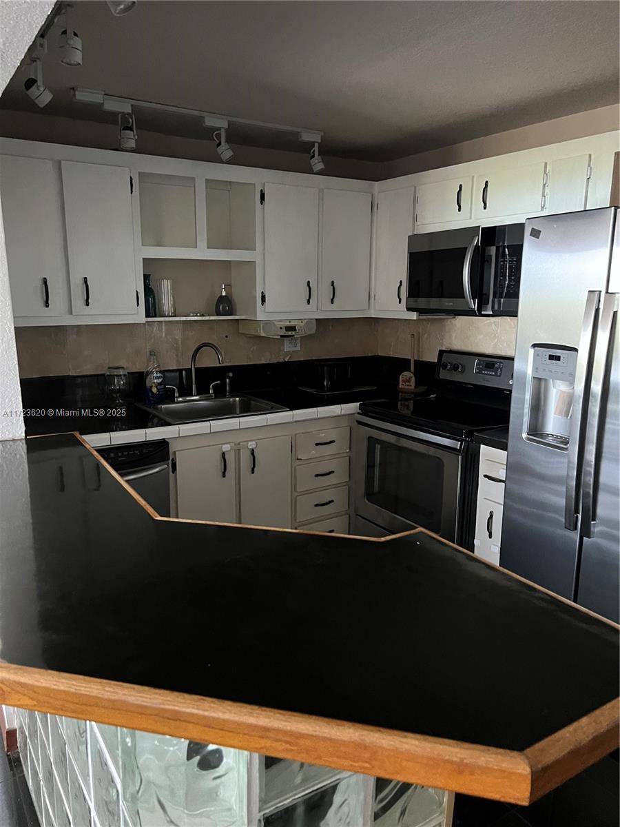 North Miami, FL 33161,1465 NE 123rd St #515