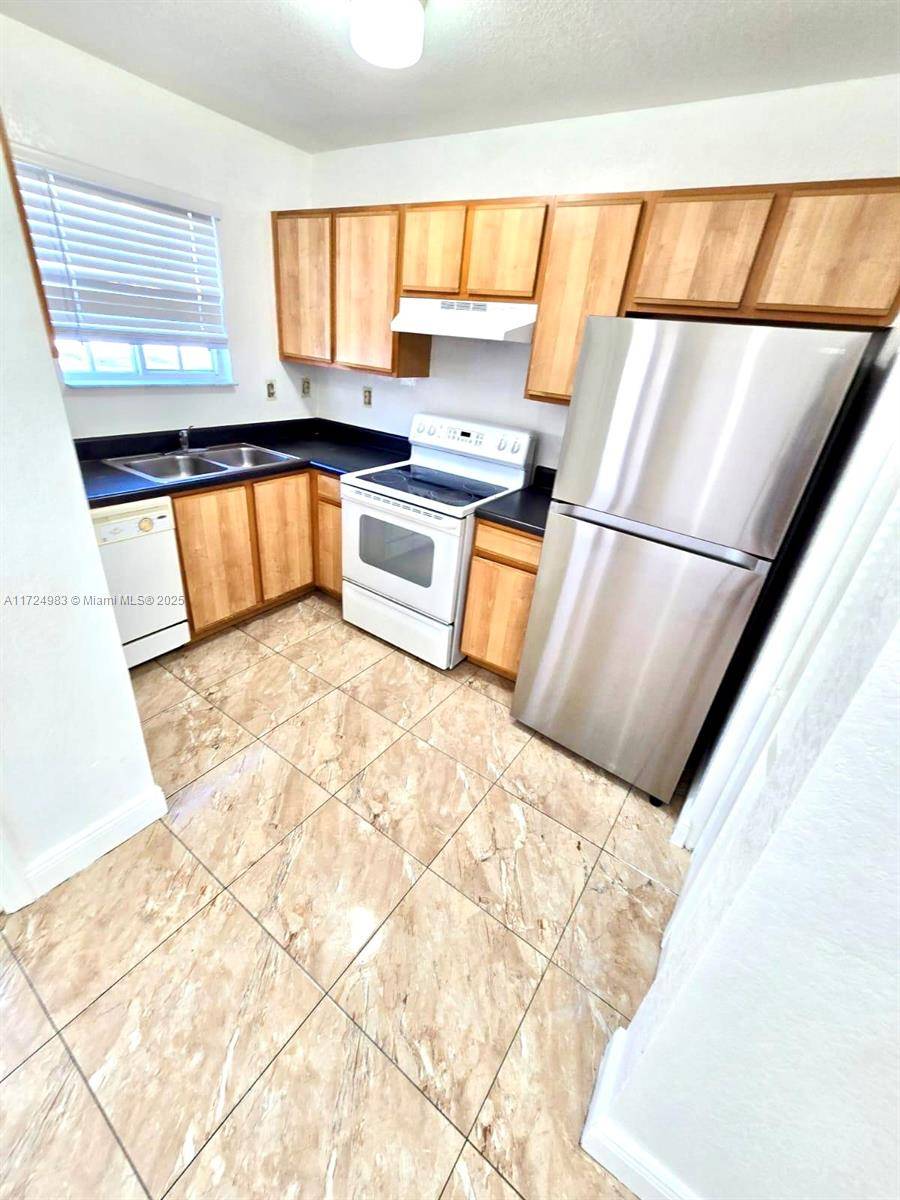 North Miami Beach, FL 33162,2028 NE 167th St #3-155