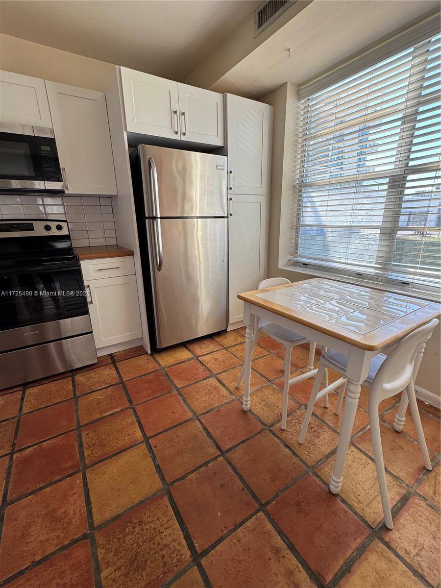 Miami Beach, FL 33139,1460 Ocean Drive #208
