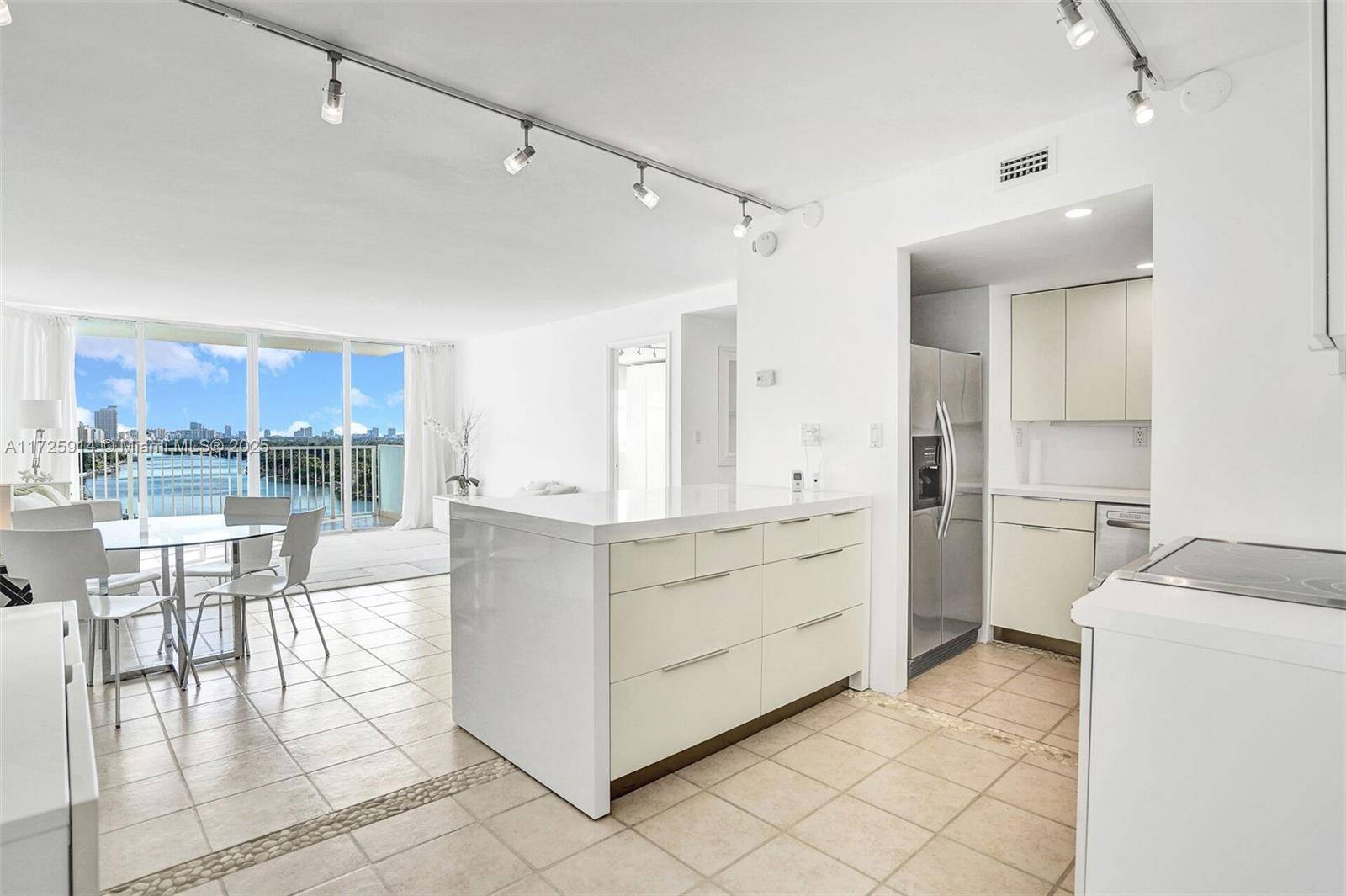 Miami Beach, FL 33140,5838 Collins #11F