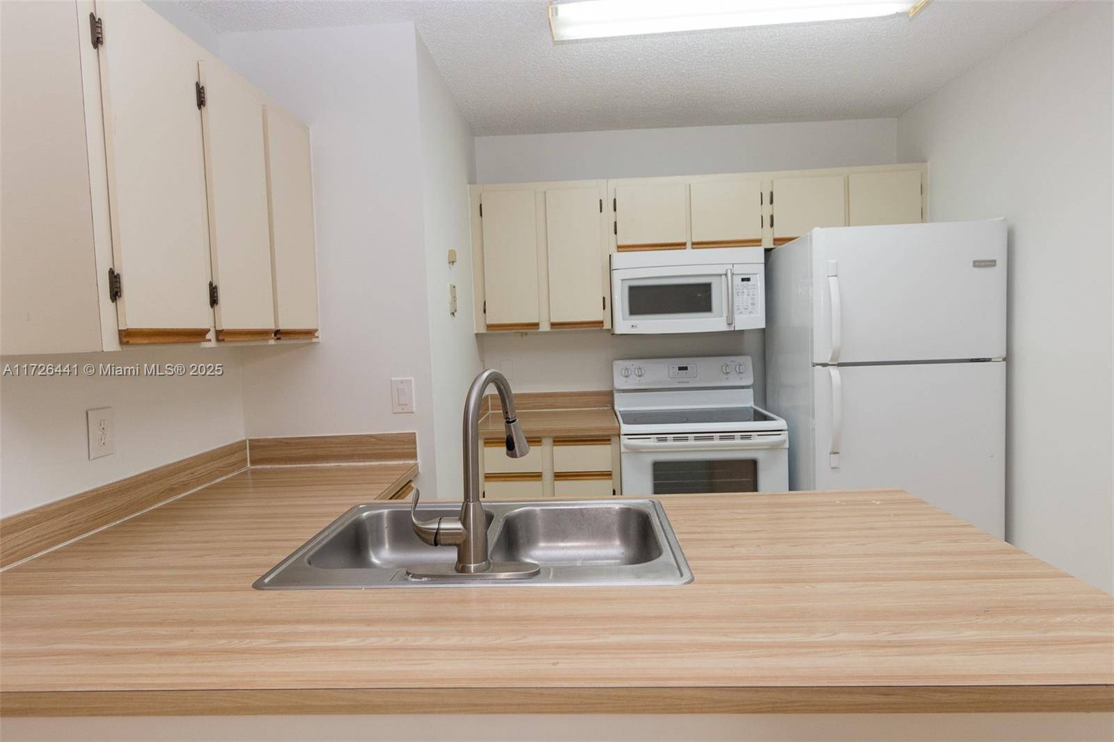 Hialeah, FL 33015,18328 NW 68th Ave #P