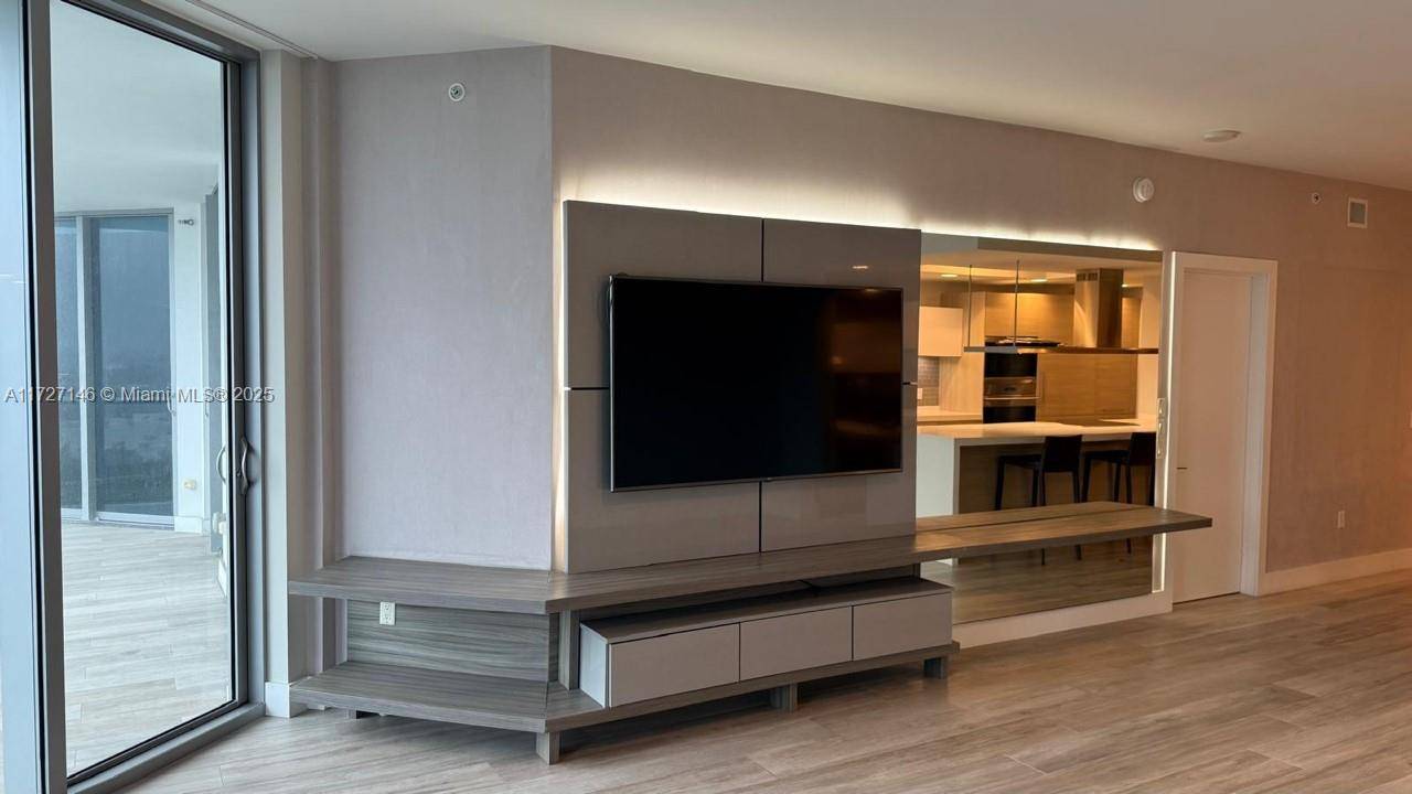North Miami Beach, FL 33160,17301 Biscayne Blvd #1106