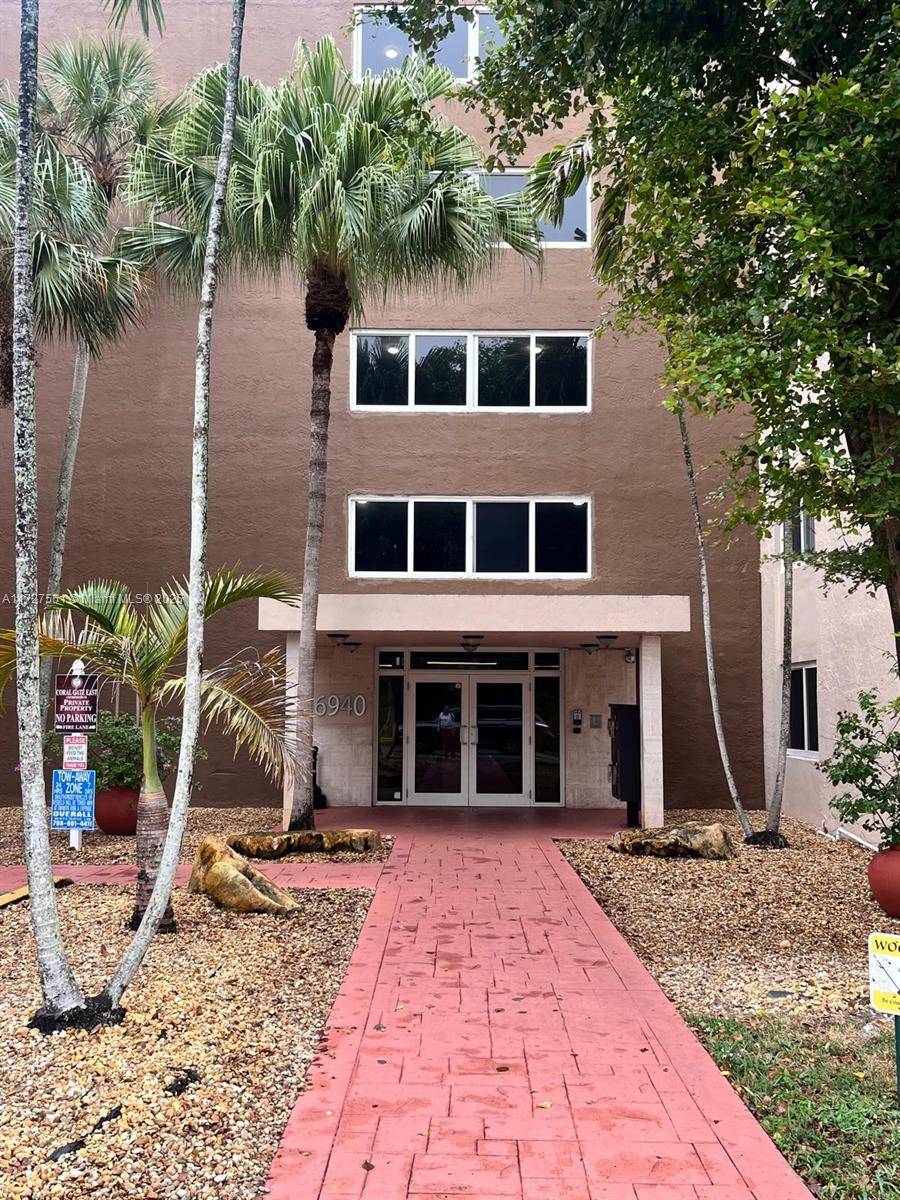 Hialeah, FL 33015,6940 Miami Gardens Dr #1-425