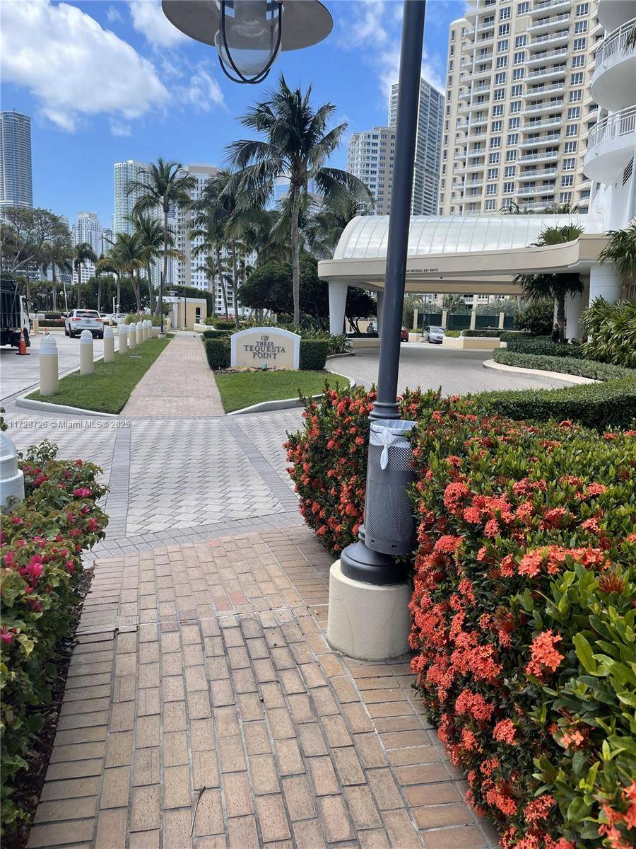 Miami, FL 33131,848 Brickell Key Dr #1402