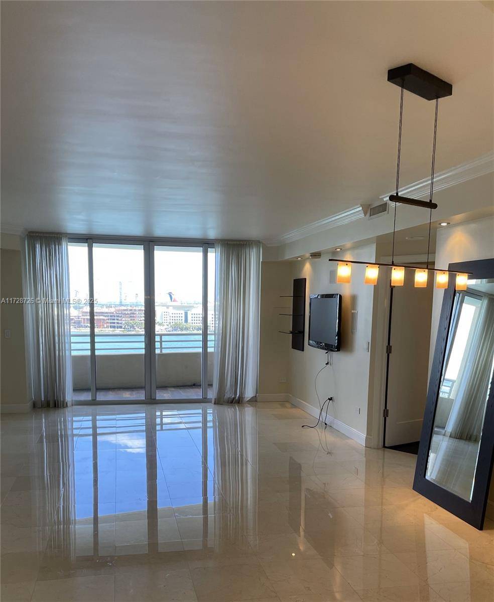 Miami, FL 33131,848 Brickell Key Dr #1402