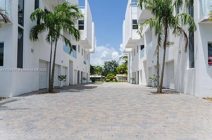 Miami Beach, FL 33141,1975 Calais Dr #5