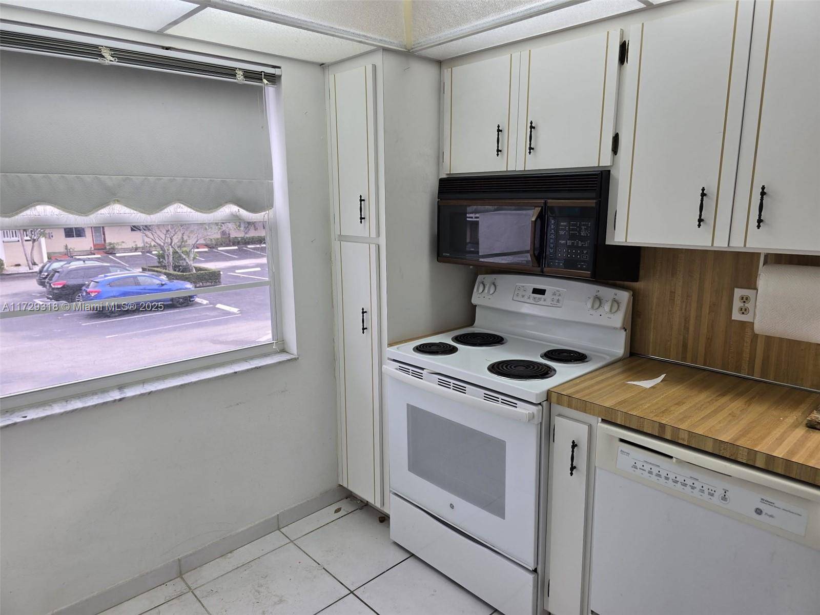 Lauderhill, FL 33319,3551 Inverrary Dr #201