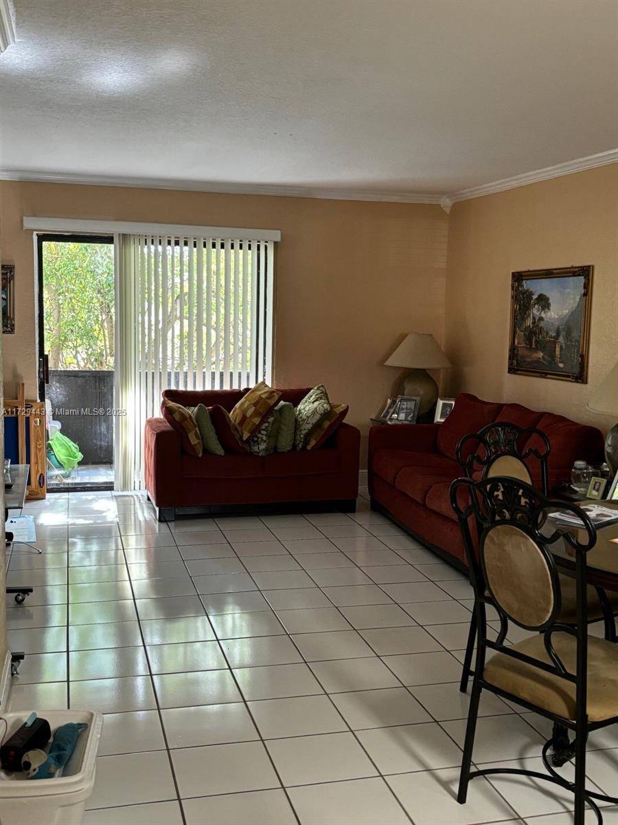 Miami, FL 33179,852 NE 209th St #102