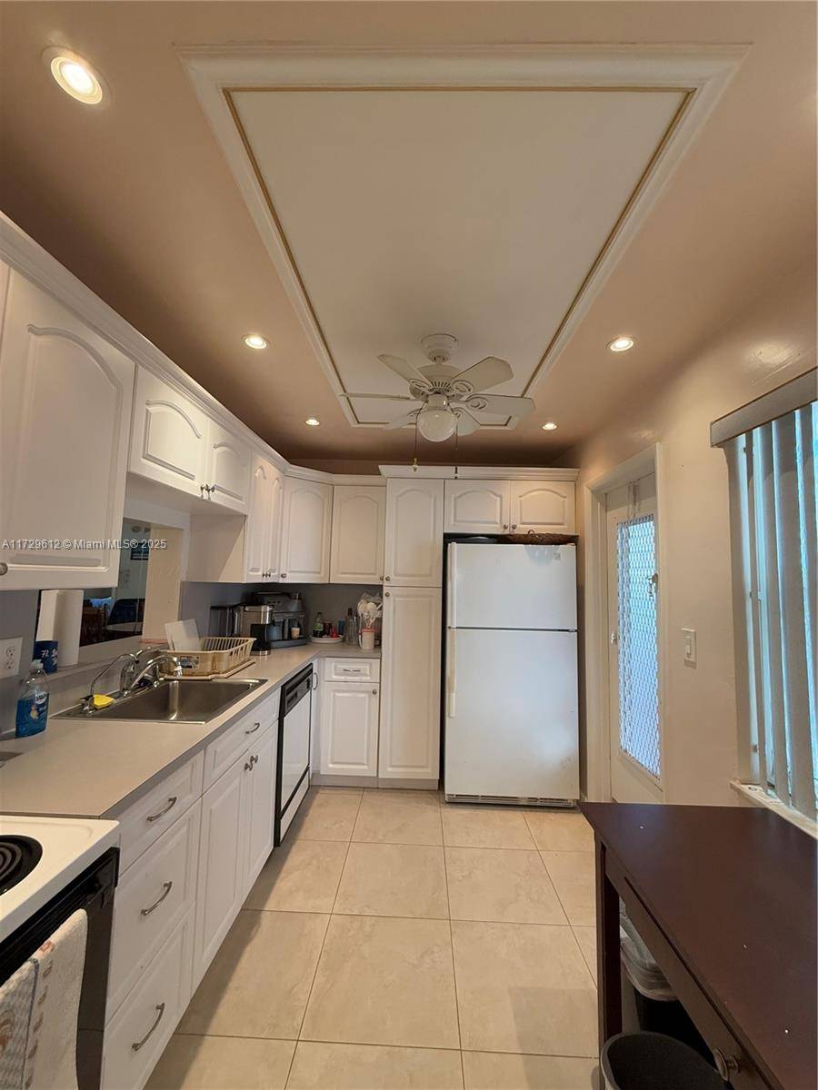 Lauderdale Lakes, FL 33319,4270 NW 40th St #202