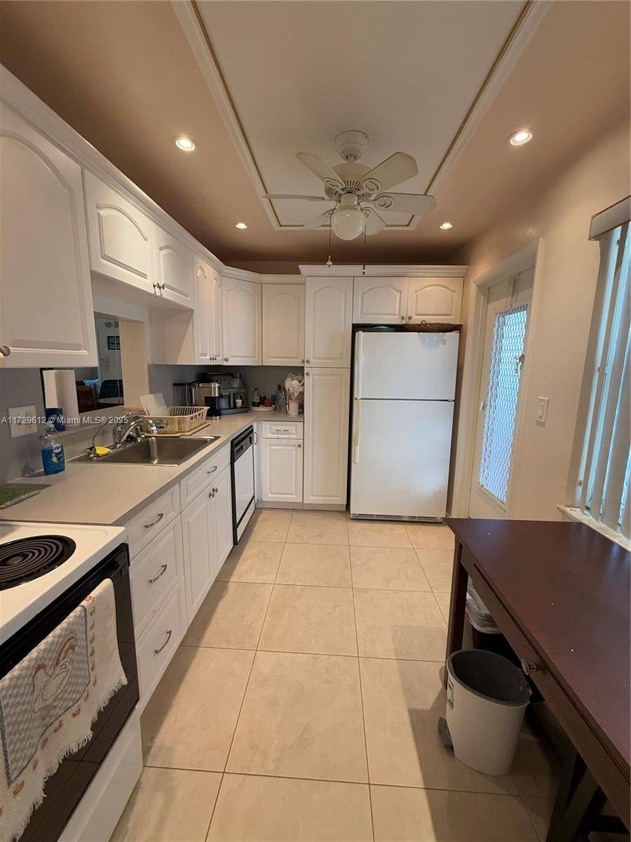 Lauderdale Lakes, FL 33319,4270 NW 40th St #202