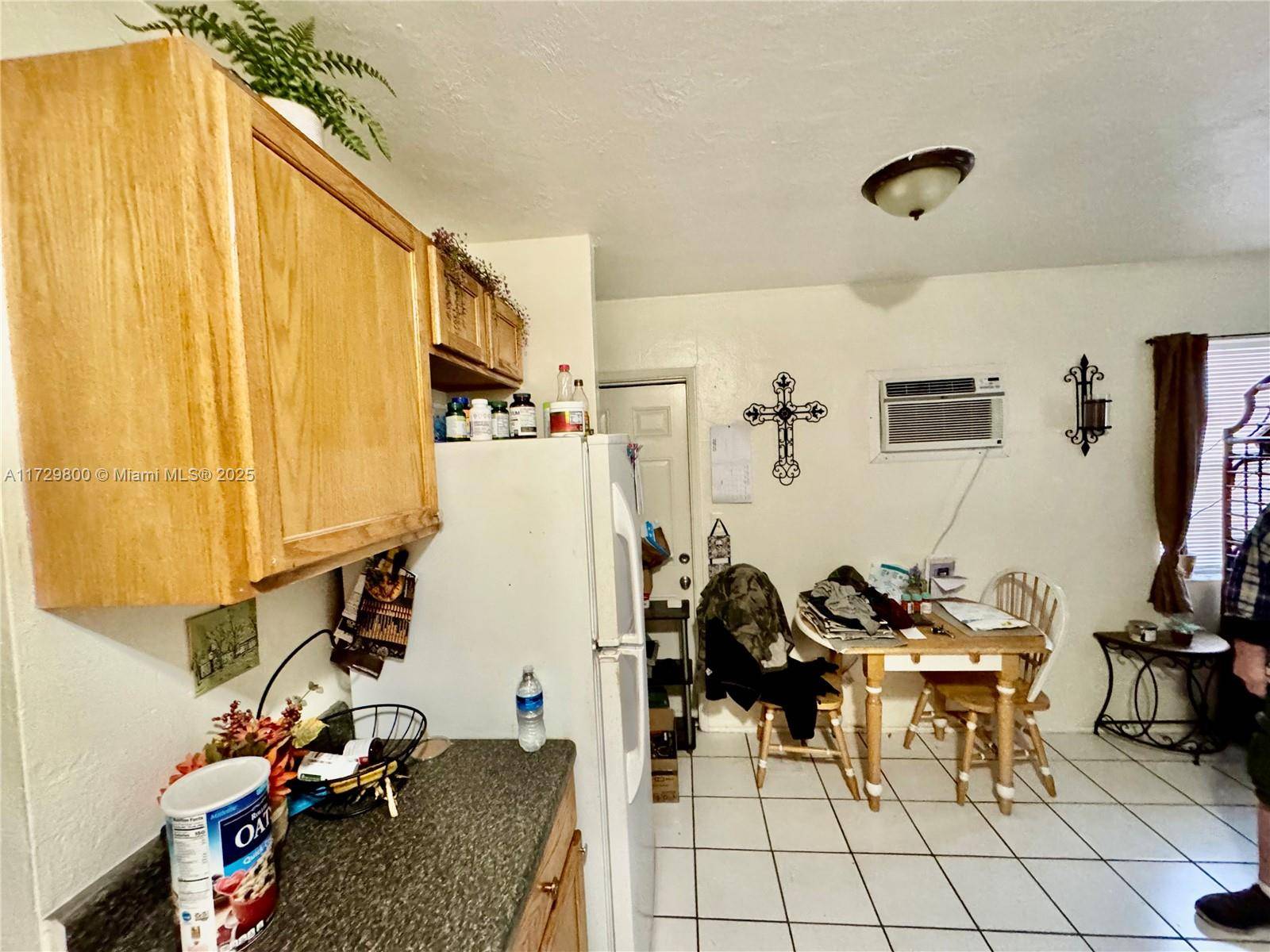 Oakland Park, FL 33334,883 NE 39th St