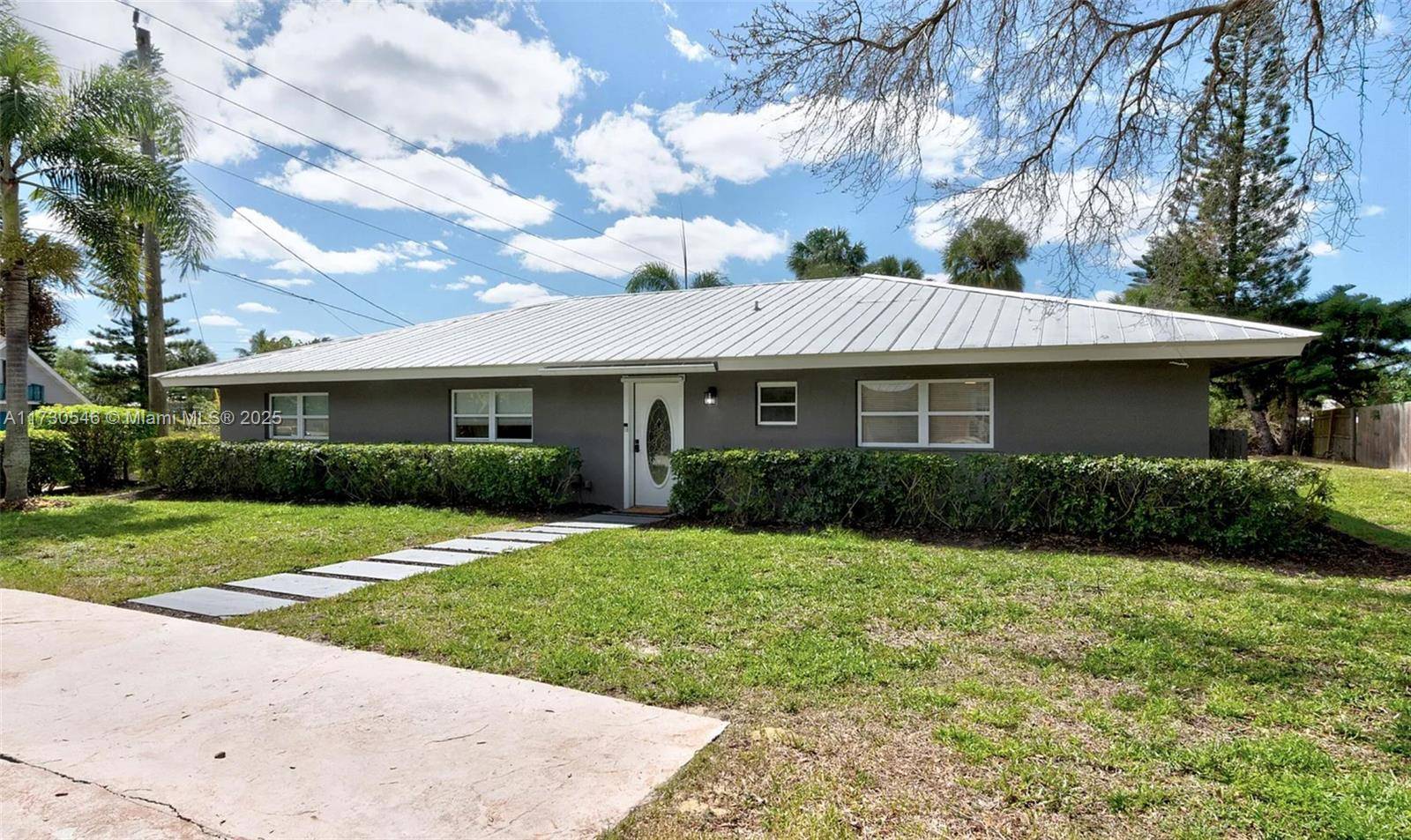 Vero Beach, FL 32962,330 SW 13th St SW