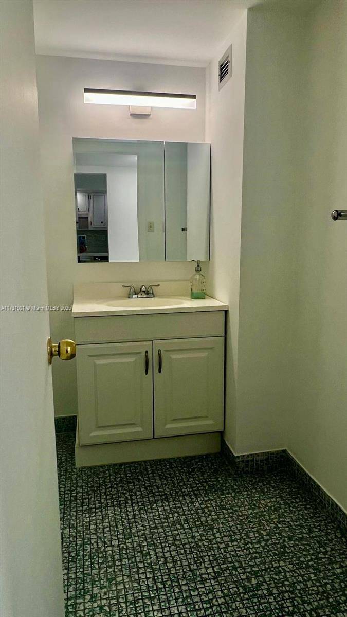 Aventura, FL 33160,18031 Biscayne Blvd #1103