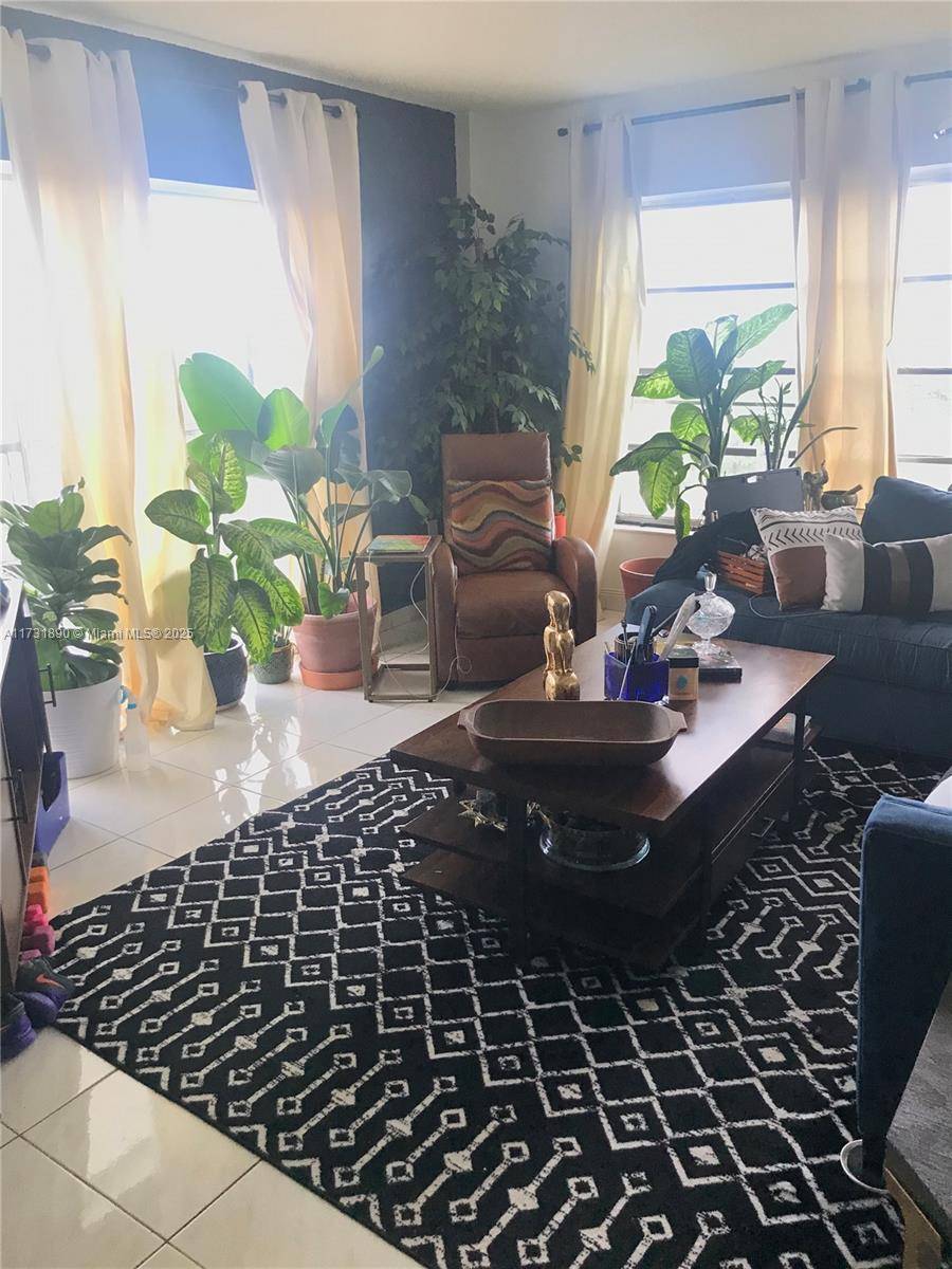 Lauderhill, FL 33319,4174 Inverrary Dr #1015