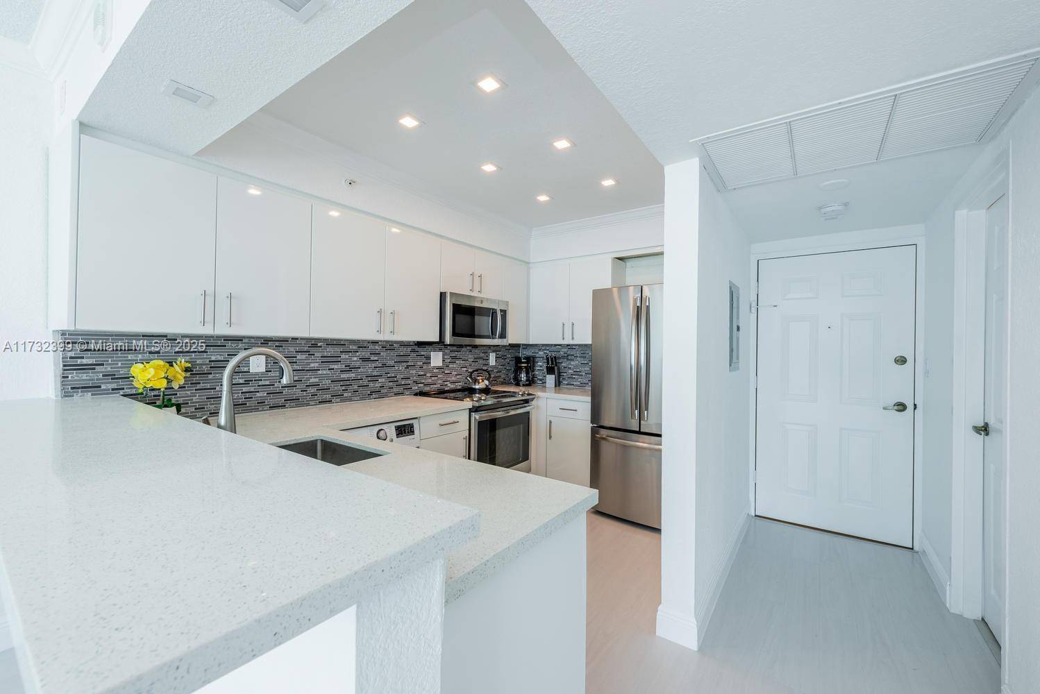 Hollywood, FL 33019,2501 S Ocean Dr #1012(available Sep 2)