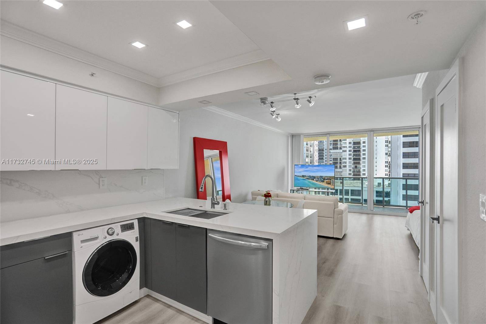Hollywood, FL 33019,2501 S Ocean Dr #704 (Available July 17)
