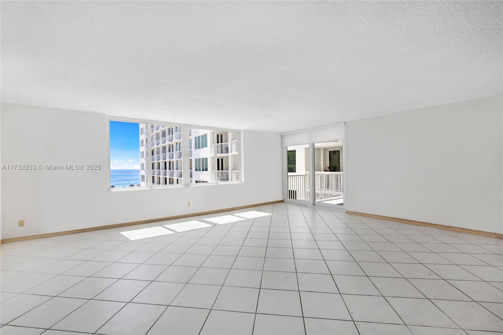 Miami Beach, FL 33140,5401 Collins Ave #419