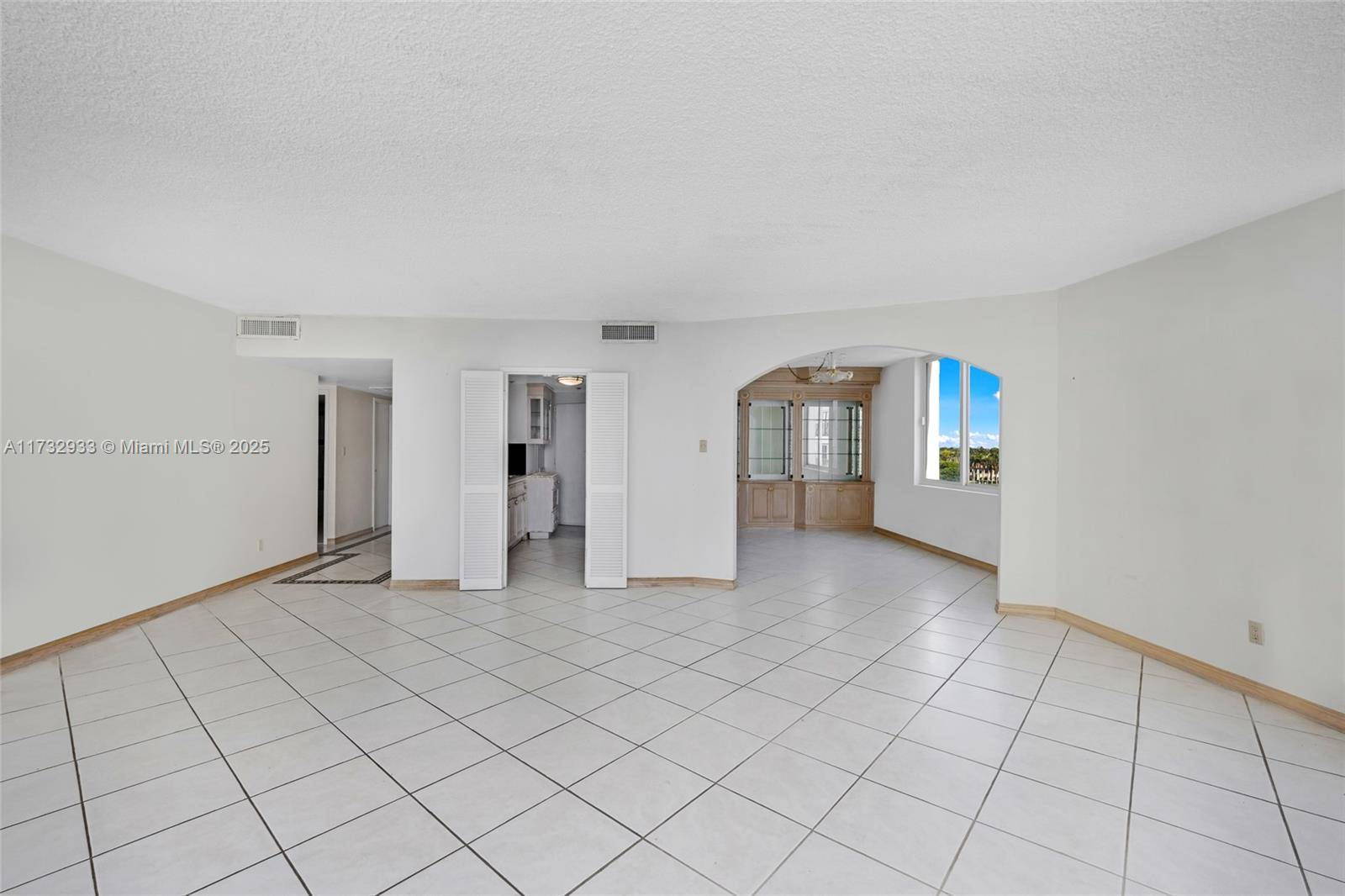 Miami Beach, FL 33140,5401 Collins Ave #419