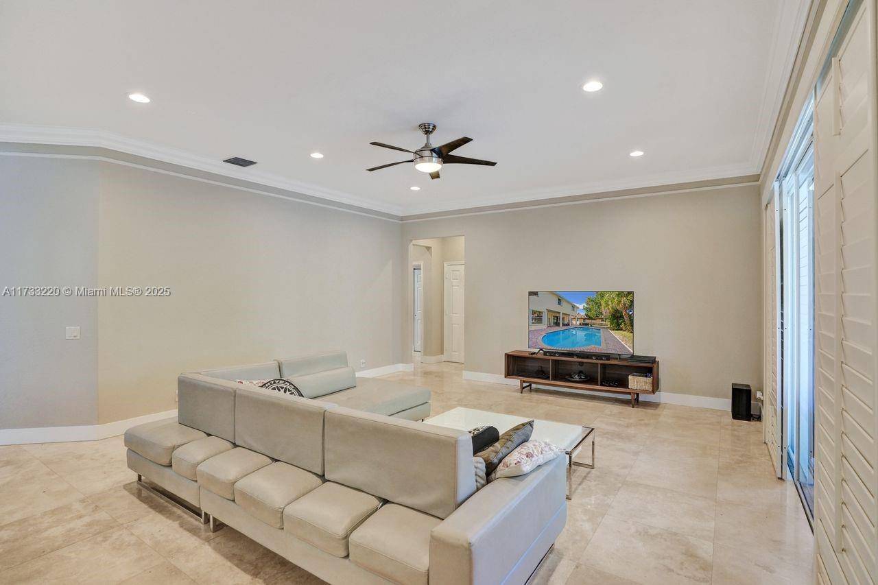 Weston, FL 33327,1633 Victoria Pointe Ln