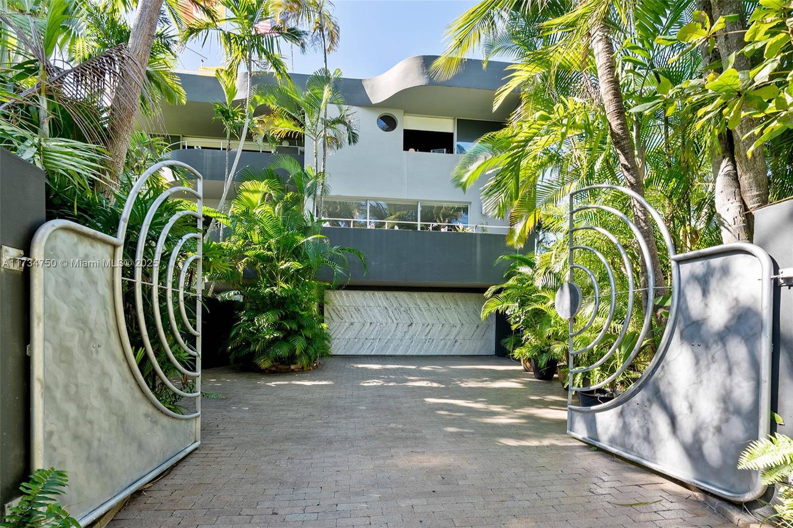 Coconut Grove, FL 33133,3520 Fair Isle St