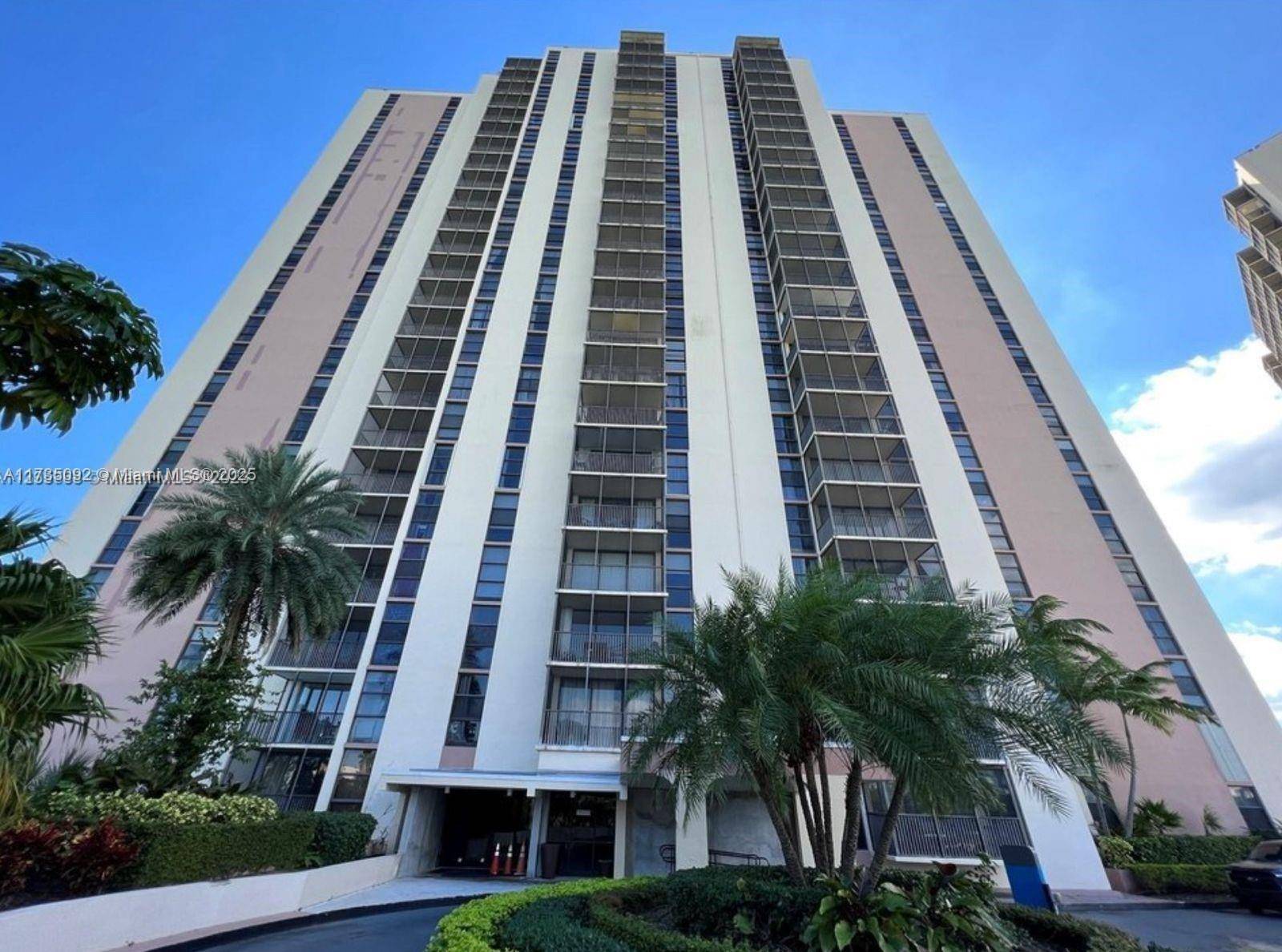 Aventura, FL 33180,20301 W Country Club Dr #528