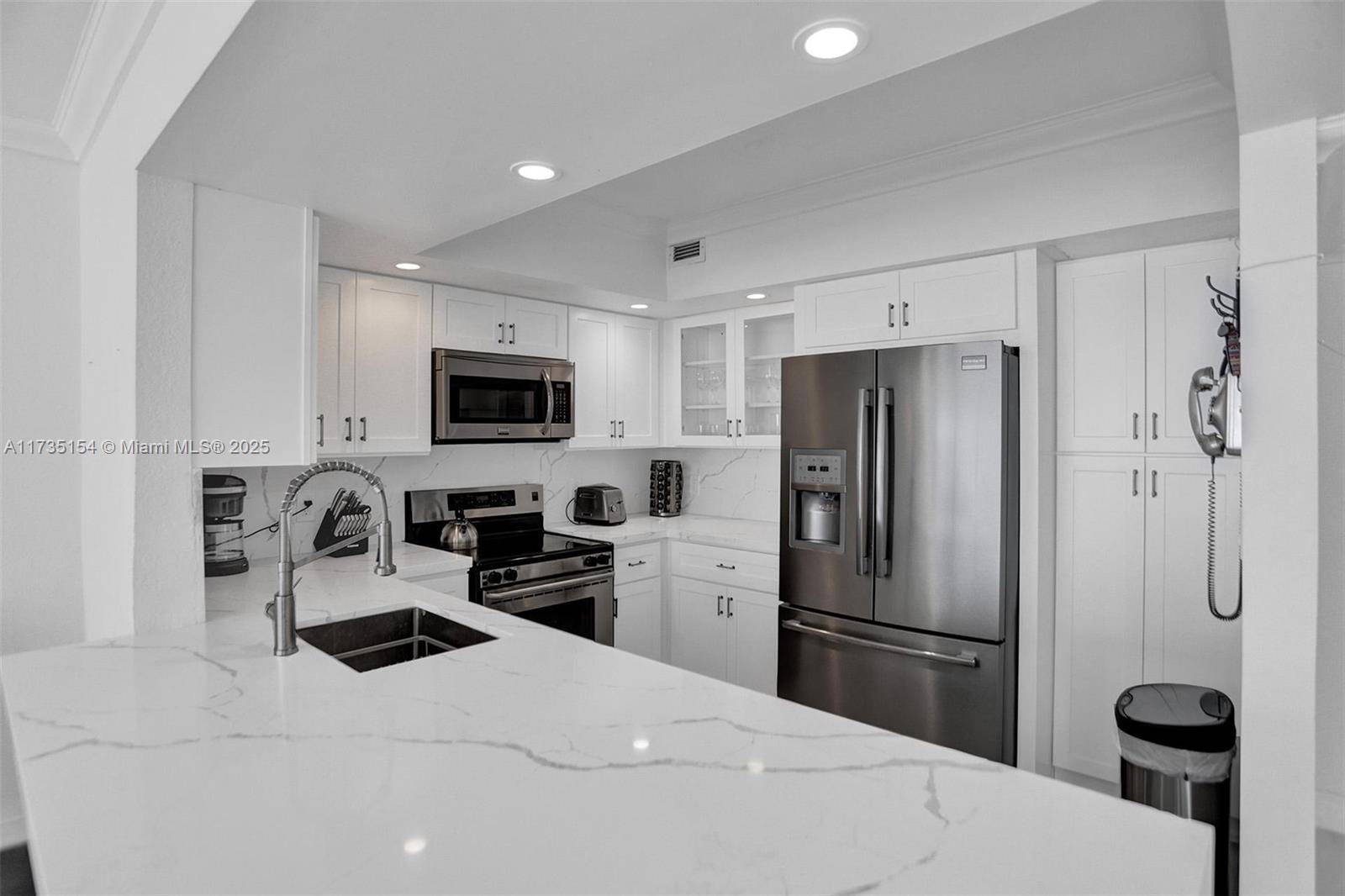 Miami Beach, FL 33140,5600 Collins Ave #9T