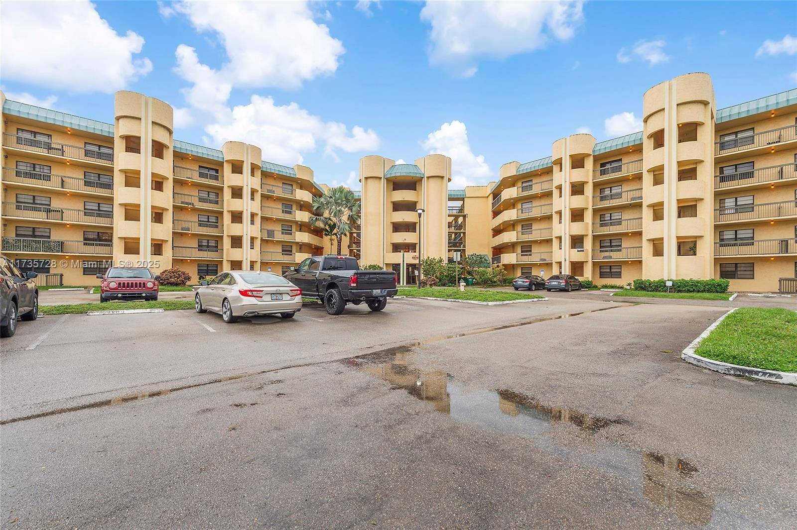 Lauderhill, FL 33313,6575 W Oakland Park Blvd #114