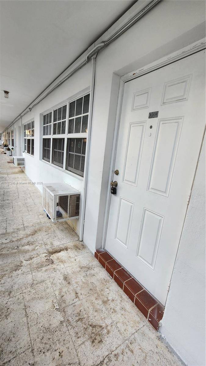 North Miami Beach, FL 33162,1451 NE 170th St #209A