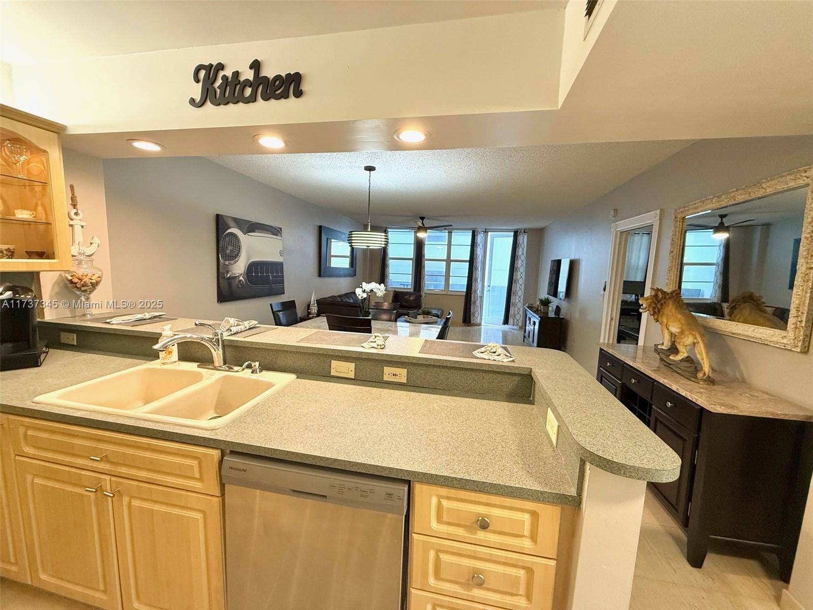 Hollywood, FL 33019,3725 S Ocean Dr #605