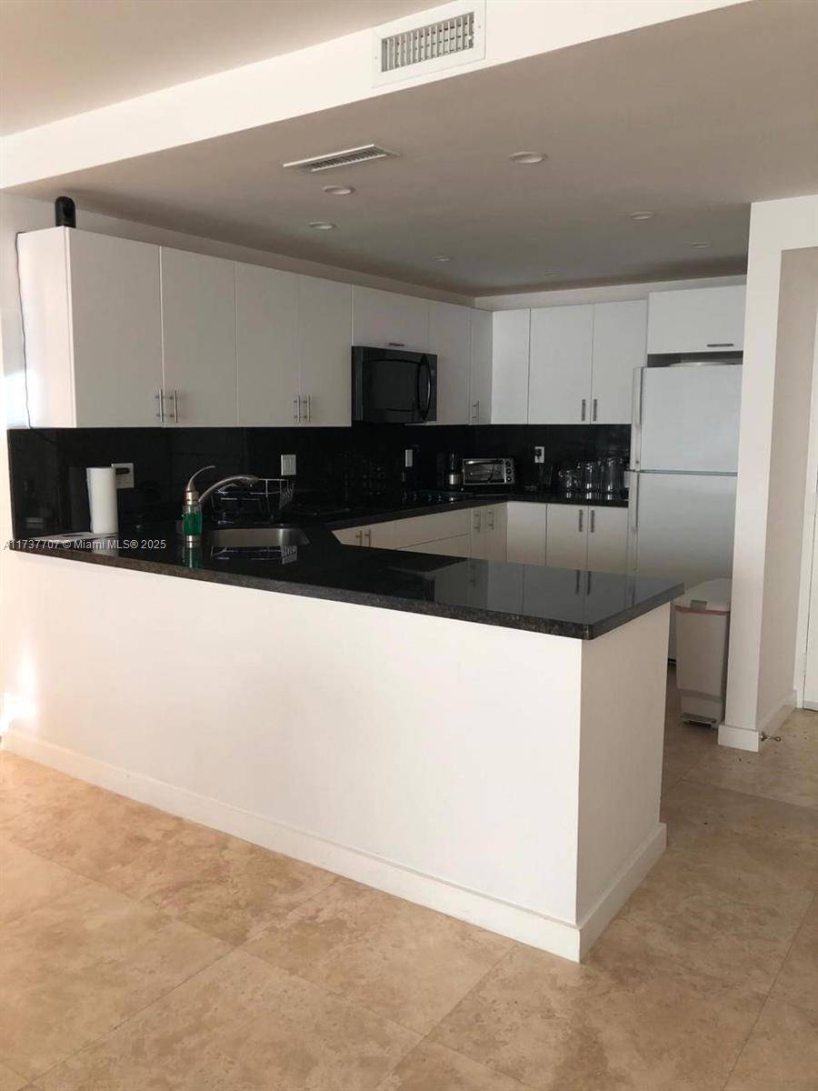 Aventura, FL 33180,20379 W Country Club Dr #539
